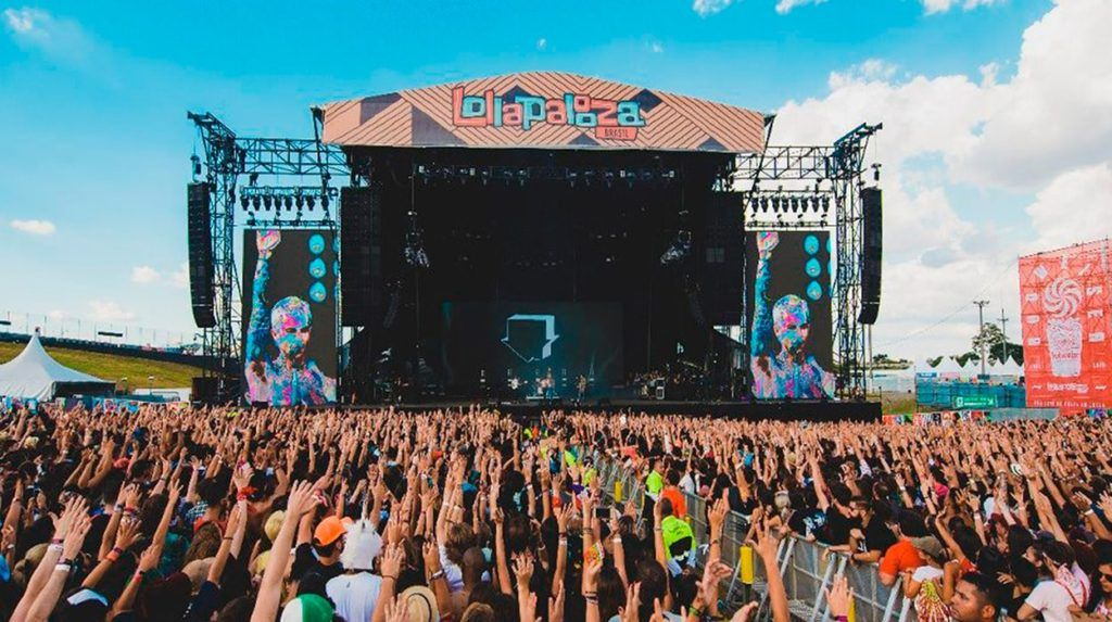 Foto de un concierto durante el festival lollapalooza con una gran multitud.