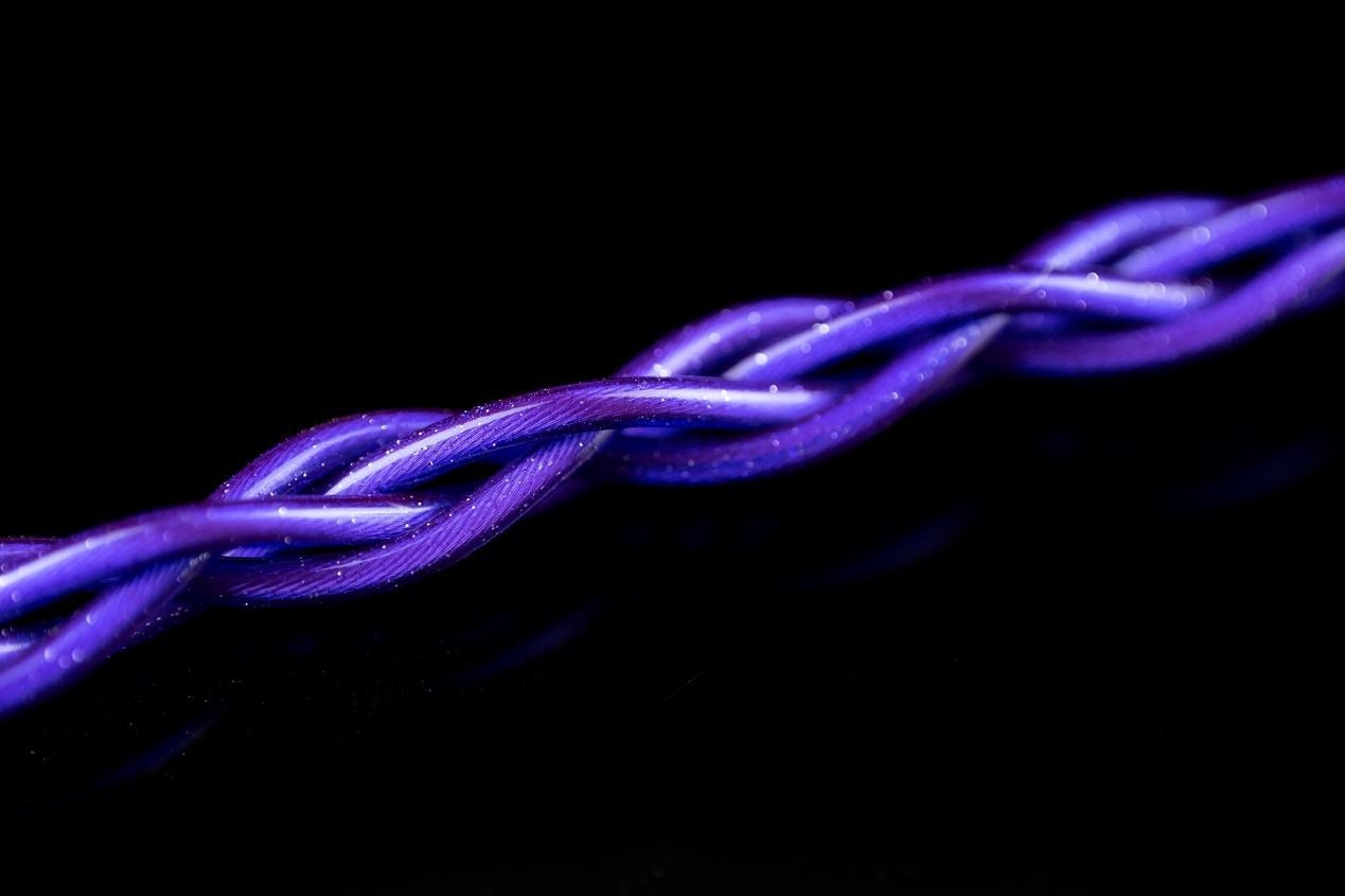 A close-up of a purple cable

Description automatically generated