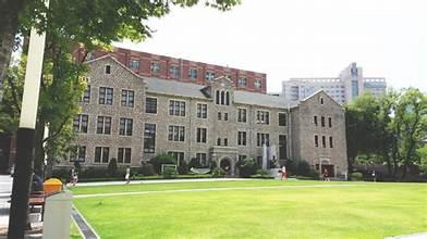 A large building with a lawn

AI-generated content may be incorrect.