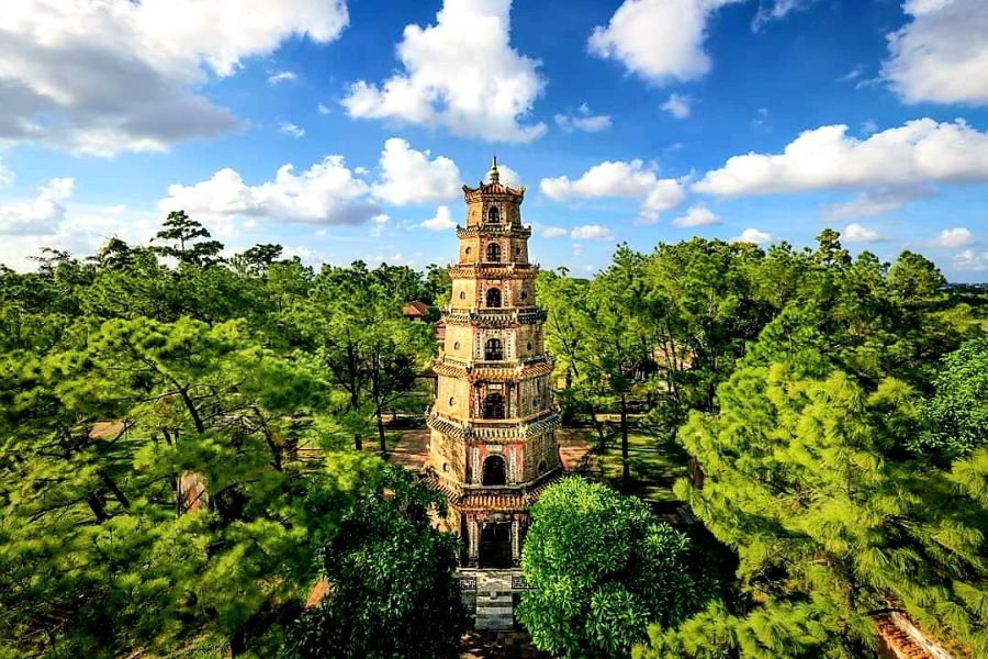 Thien Mu Pagoda is an ideal destination for those praying for peace, health, and happiness. 