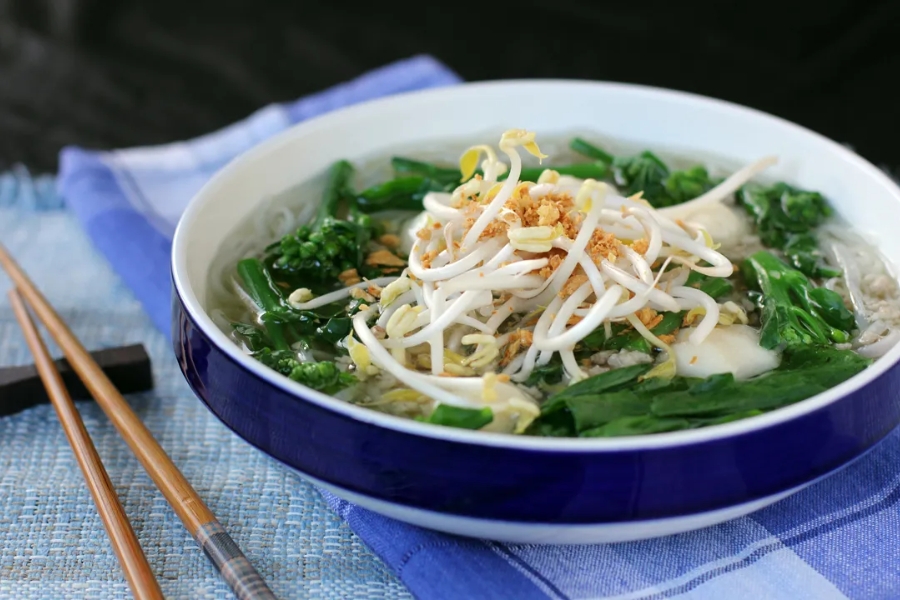 Thai Kuey Teow Soup differs from Vietnamese Pho