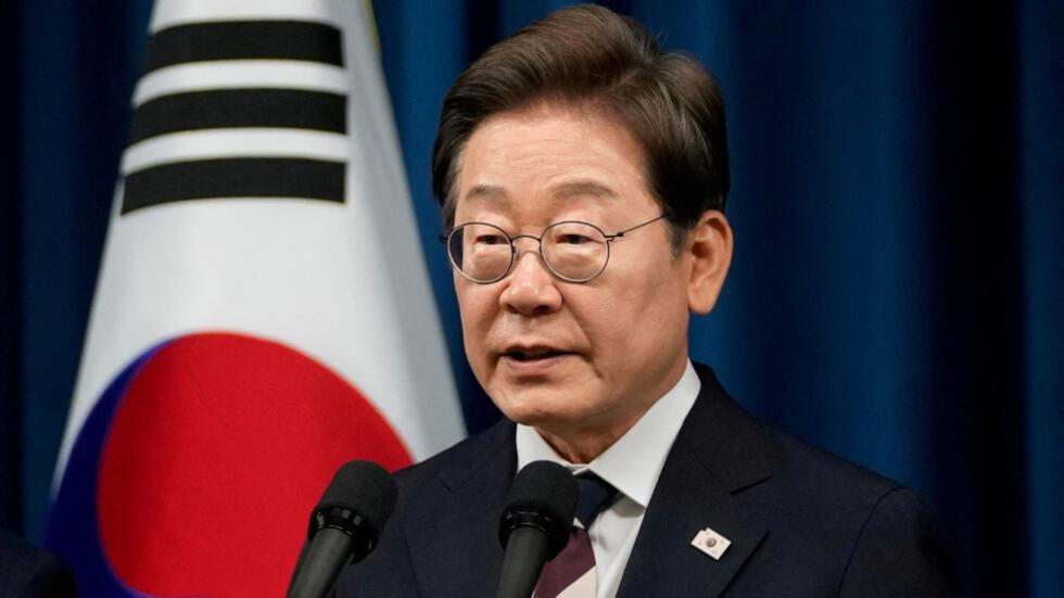 2025 年 6 月 4 日星期三，韩国总统李在明在韩国首尔总统办公室举行新闻发布会上发表讲话。