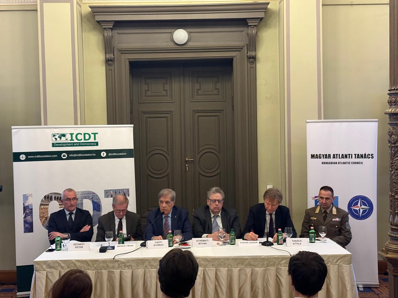 A képen ruházat, ember, Emberi arc, fedett pályás látható

Automatikusan generált leírás