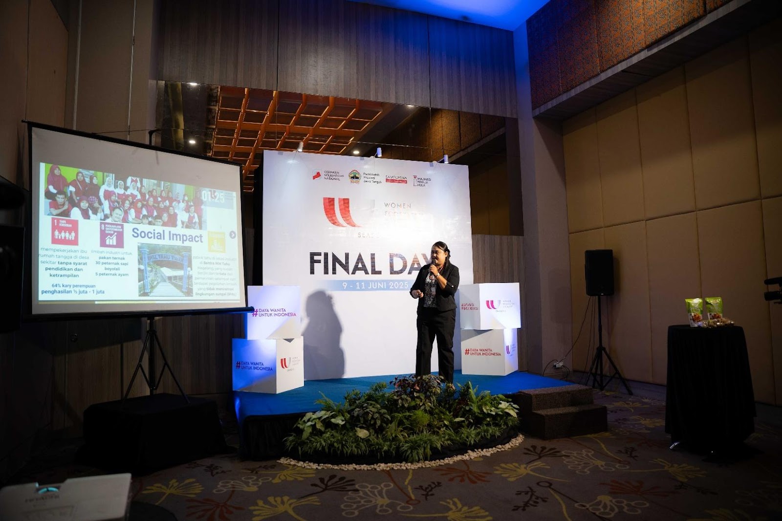 A person standing on a stage

AI-generated content may be incorrect.