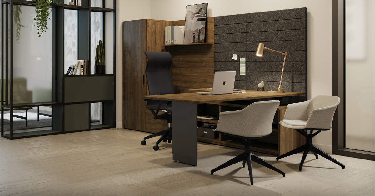 Un espace de travail moderne équipé du bureau ajustable Take Off d'Artopex. Le mobilier combine un design chaleureux en bois avec des éléments ergonomiques, comme une chaise de bureau ajustable et des fauteuils de réunion confortables. Parfait pour un environnement professionnel accueillant et fonctionnel.