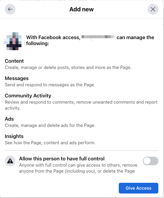 خيارات إدارة صفحة الأعمال على Facebook، تظهر تأكيدًا بأنه سيتم منح شخص آخر حق الوصول الإداري إلى الصفحة