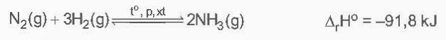 BÀI 5: AMMONIA – MUỐI AMMONIAHOẠT ĐỘNG KHỞI ĐỘNGGV yêu cầu HS thảo luận và trả lời:Em hãy giải thích hiện tượng tính tan của ammonia trong nước.NỘI DUNG BÀI HỌC GỒMAmmoniaCấu tạo phân tửTính chất vật líTính chất hóa họcỨng dụngSản xuấtMuối AmmoniaTính tan, sự điện liTác dụng với kiềm – Nhận biết ion ammoniumTính chất kém bền nhiệtỨng dụngLuyện tậpVận dụngHOẠT ĐỘNG HÌNH THÀNH KIẾN THỨCI. AMMONIAHoạt động 1: Cấu tạo phân tửHS thảo luận trả lời câu hỏi: Hãy mô tả cấu tạo phân tử của ammonia.Nội dung ghi nhớ: Đặc điểm cấu tạo của phân tử ammonia:- Nguyên tử nitrogen còn một cặp electron không liên kết, tạo ra vùng có mật độ điện tích âm trên nguyên tử nitrogen- Liên kết N – H phân cực, cặp electron dùng chung lệch về nguyên tử nitrogen làm cho nguyên tử hydrogen mang một phần điện tích dương- Liên kết N – H tương đối bền với năng lượng liên kết là 386 kJ/molHoạt động 2: Tính chất vật líHS thảo luận trả lời câu hỏi: Trình bày các đặc điểm về tính chất vật lý của ammonia.Nội dung ghi nhớ:Tính chất vật lí:- Ở điều kiện thường, ammonia tồn tại ở thể khí, không màu, nhẹ hơn không khí, mùi khai và xốc- Ammonia tan nhiều trong nước- Ammonia dễ hóa lỏng và dễ hóa rắn. Hoạt động 3: Tính chất hóa họcHS thảo luận trả lời câu hỏi: Trình bày các đặc điểm về tính chất vật lý của ammonia.Nội dung ghi nhớ:Tính base Dung dịch ammonia có môi trường base yếu, làm quỳ tím chuyển màu xanh, phenolphthalein chuyển màu hồngHoạt động 4: Ứng dụngHS thảo luận trả lời câu hỏi: Hãy liệt kê một số ứng dụng của ammonia Nội dung ghi nhớ:Một số ứng dụng của ammonia:- Tác nhân làm lạnh- Sản xuất nitric acid- Dung môi- Sản xuất phân đạm- Ammonia có ứng dụng rộng rãi trong công nghiệp, nông nghiệp, y học và đời sống. - Phần lớn ammonia được sử dụng làm phân bón như urea, đạm ammonium, ammophos- Ammonia có nhiệt bay hơi lớn nên được dùng làm chất làm lạnh trong nhiều hệ thống làm công nghiệp, hệ thống điều hòa không khí tổng - Ammonia là nguyên liệu trong sản xuất nitric acid theo phương pháp Ostwald, sản xuất soda theo phương pháp Solvey- Ammonia lỏng là dung môi ion hóa được sử dụng khá phổ biến. Các kim loại kiềm tan vào ammonia lỏng tạo dung dịch màu xanh lam có chứa ion kim loại và electron- Ngoài ra, ammonia được dùng trong xử lí môi trường, chất tẩy rửa bề mặt, kiểm soát pH của nước, trung hòa acid để bảo vệ thiết bị khỏi ăn mònHoạt động 5: Sản xuấtHS thảo luận trả lời câu hỏi: Sản xuất ammoniaNội dung ghi nhớ:1. Nếu tăng nhiệt độ, cân bằng chuyển dịch theo chiều làm giảm nhiệt độ (là chiều thu nhiệt, chiều nghịch), tăng nhiệt độ sẽ làm tăng tốc độ phản ứng nghịch  Ngược lại, nếu giảm nhiệt độ, cân bằng chuyển dịch theo chiều tỏa nhiệt (là chiều thuận) giảm nhiệt độ sẽ làm tăng tốc độ phản ứng thuận2. Nếu giảm áp suất, cân bằng chuyển dịch theo chiều làm tăng áp suất (là chiều tăng số mol khí, chiều nghịch)  Ở áp suất càng cao thì yêu cầu về chất lượng thiết bị, an toàn lao động càng cao ⟹ tăng chi phí chế tạo, lắp đặt, vận hành, bảo dưỡng thiết bị3. Chất xúc tác làm tăng cả tốc độ phản ứng thuận và phản ứng nghịch, làm hệ nhanh đạt đến trạng thái cân bằngII. MUỐI AMMONIAHoạt động 1: Tính tan, sự điện liHS thảo luận trả lời câu hỏi: NCho biết tính tan và sự điện li của các muối ammonium, kèm theo ví dụ minh họa.Nội dung ghi nhớ: Hầu hết các muối ammonium đều dễ tan trong nước và phân li hoàn toàn ra ion  Ví dụ: NH4Cl ⟶ NH4+ + Cl-Hoạt động 2: Tác dụng với kiềm – Nhận biết ion ammoniumHS thảo luận trả lời câu hỏi: Khi đun nóng hỗn hợp muối ammonium với dung dịch kiềm, điều gì xảy ra?Đưa ra ví dụ cụ thể và viết phương trình ion rút gọn cho phản ứng đó.Nội dung ghi nhớ:Đun nóng hỗn hợp muối ammonium với dung dịch kiềm sinh ra khí có mùi khaiVí dụ: (NH4)2SO4 + 2NaOH  Na2SO4 + 2NH3 + 2H2OPhương trình ion rút gọn:  Hoạt động 3: Tính chất kém bền nhiệtHS thảo luận trả lời câu hỏi: Viết các phương trình hóa học cho thấy muối ammonium có tính kém bền nhiệt và dễ bị phân huỷ khi nung nóng.Nội dung ghi nhớ:Các muối ammonium đều kém bền nhiệt và dễ bị phân hủy khi nung nóngVí dụ: NH4Cl  NH3 + HClNH4HCO3  NH3 + CO2 + H2ONH4NO3  N2O + 2H2O Hoạt động 4: Ứng dụngHS thảo luận trả lời câu hỏi: Liệt kê một số ứng dụng của muối ammonium trong thực tếNội dung ghi nhớ:Một số ứng dụng của muối ammonium: + Chất đánh sạch bề mặt kim loại + Thuốc long đờm + Phân bón hóa học + Chất phụ gia thực phẩm  + Thuốc bổ sung chất điện giảiHOẠT ĐỘNG LUYỆN TẬP