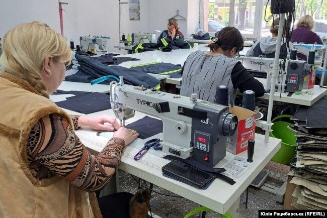 A person sewing on a sewing machine

Description automatically generated with low confidence