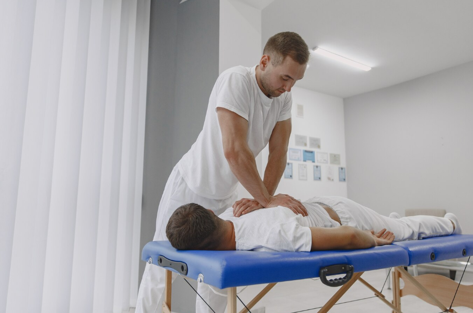 A person massaging a person's back

AI-generated content may be incorrect.