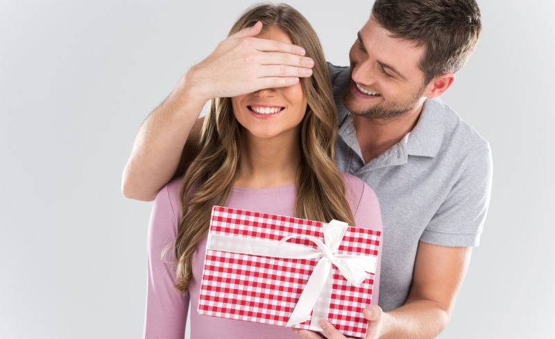 Đàn ông sẽ tặng người phụ nữ của mình những món quà vào 8/3