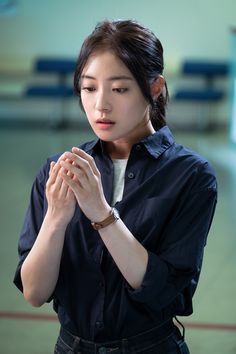 A picture of Lee Se Young wearing a navy blue shirt