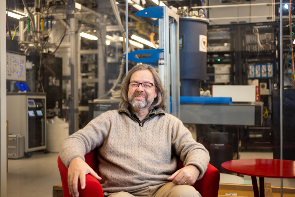 Fotografía de Matthias Troyer, técnico de Microsoft, sentado en un laboratorio. 