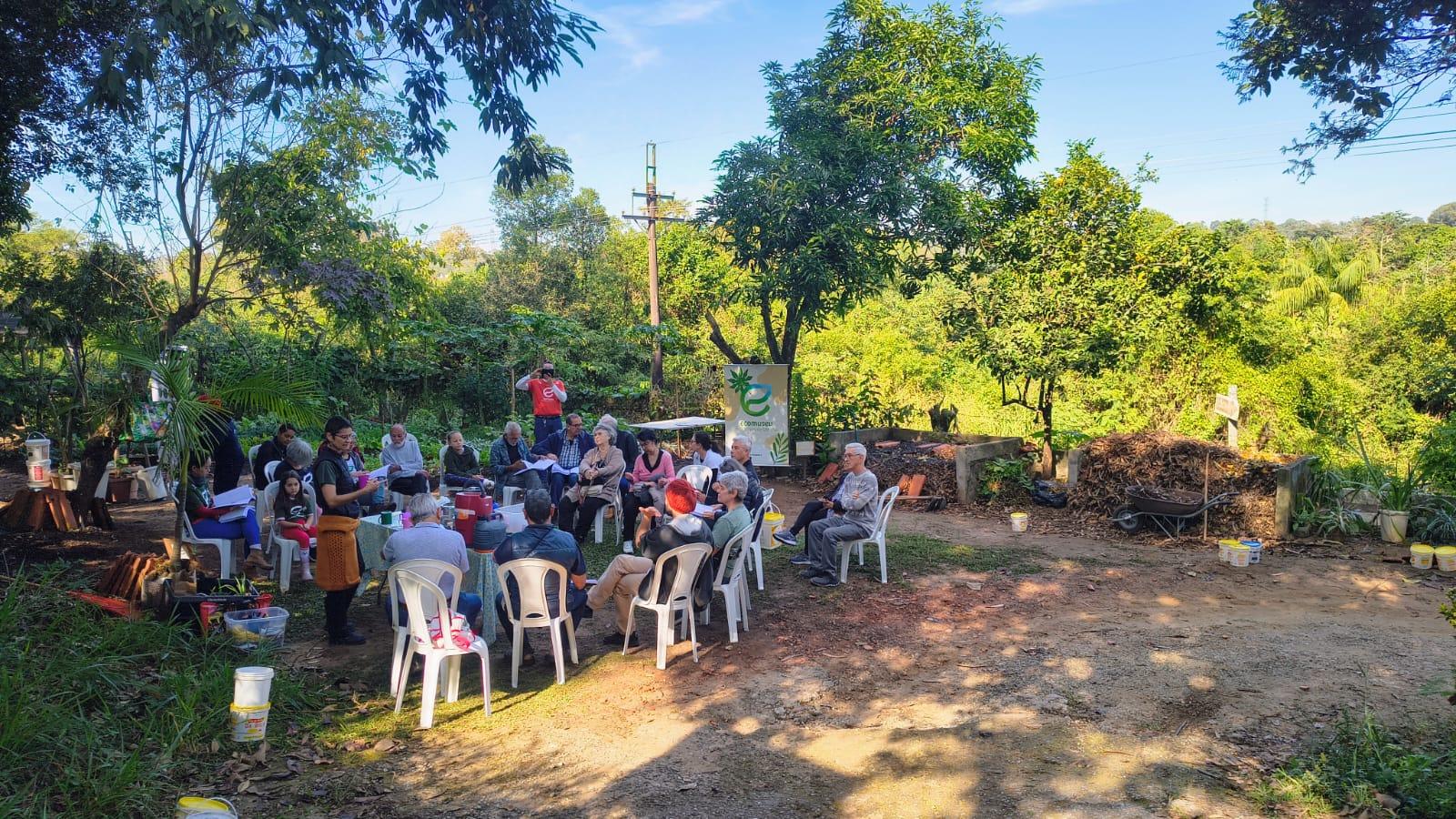 Grupo de pessoas em um parque

Descrição gerada automaticamente