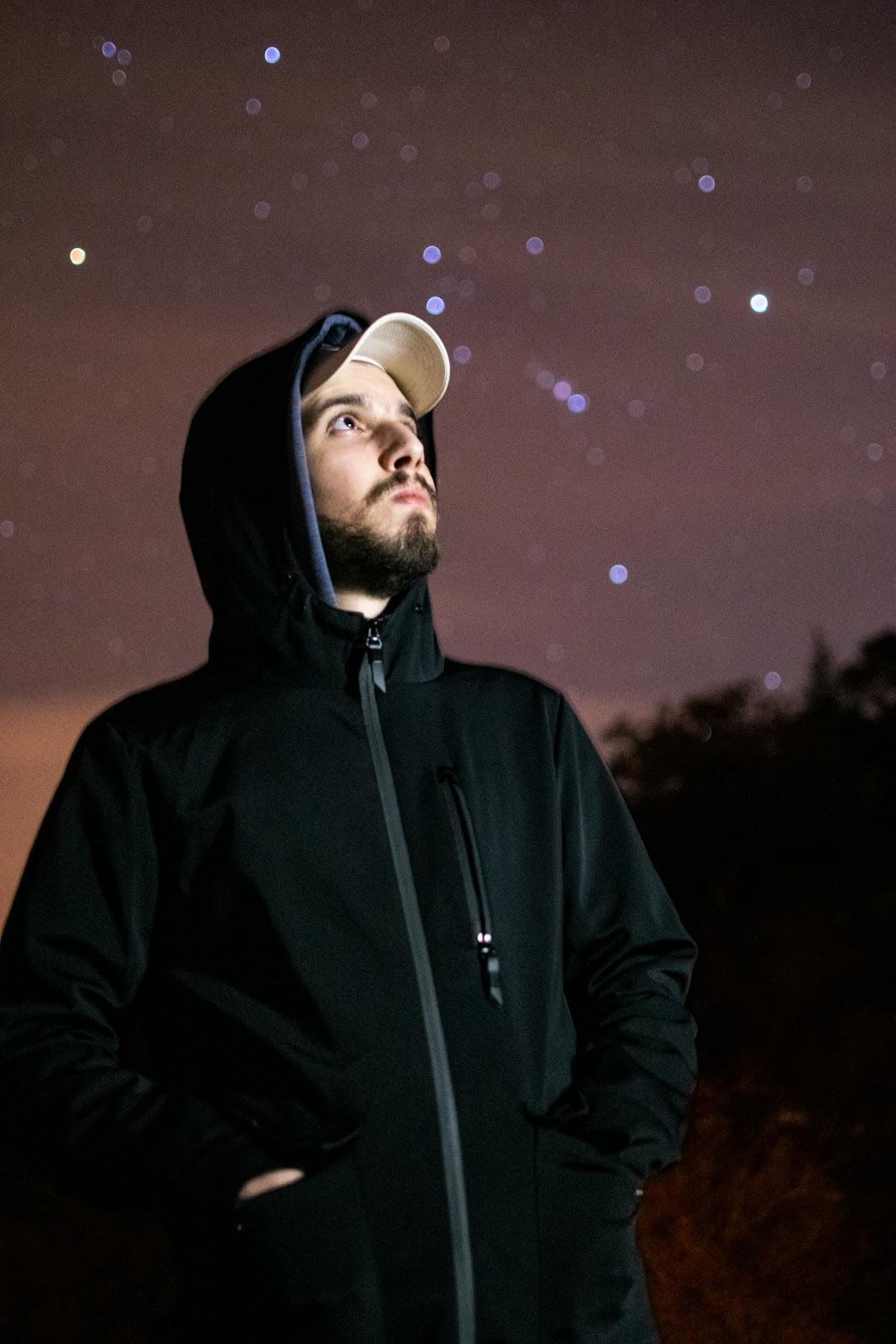 A man looking at the stars | Source: Pexels