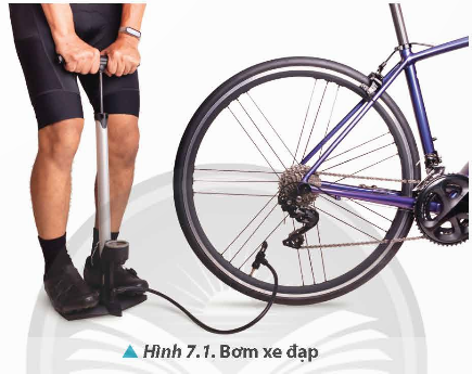 BÀI 7: PHƯƠNG TRÌNH TRẠNG THÁI CỦA KHÍ LÍ TƯỞNGXin chào các em, cô rất vui khi được đồng hành cùng các em tìm hiểu bài học ngày hôm nay!Thông qua video này, các em sẽ nắm được các kiến thức và kĩ năng như sau:Nêu được khí lí tưởng và phương trình trạng thái của khí lí tưởng.Vận dụng được phương trình trạng thái của khí lí tưởng.A. KHỞI ĐỘNGTrước khi bước vào bài học, các em hãy cùng cô quan sát và trả lời câu hỏi sau:Hình 7.1 cho thấy một người đang bơm xe đạp, mỗi động tác đẩy pit-tông xuống ứng với một lượng không khí đang được đưa vào trong săm xe. Trong quá trình bơm, tất cả các thông số trạng thái: thể tích, áp suất, nhiệt độ và cả lượng không khí trong săm xe thay đổi. Sự thay đổi của các thông số này tuân theo quy luật nào?Việc thiết lập phương trình liên hệ các thông số trạng thái của một khối khí là cần thiết để mô tả trạng thái của nó. Tuy nhiên, việc khảo sát các mối liên hệ sẽ đơn giản hơn nếu ta xét riêng mối liên hệ giữa hai thông số trạng thái, trong khi thông số còn lại không đổi, tương tự như ở bài trước. Từ đó, bằng suy luận toán học, ta có thể thiết lập phương trình liên hệ giữa các thông số trạng thái của một khối khí xác định. Chúng ta cùng tìm hiểu trong bài học ngày hôm nay – Bài 7: Phương trình trạng thái của khí lí tưởng.B. HOẠT ĐỘNG HÌNH THÀNH KIẾN THỨC