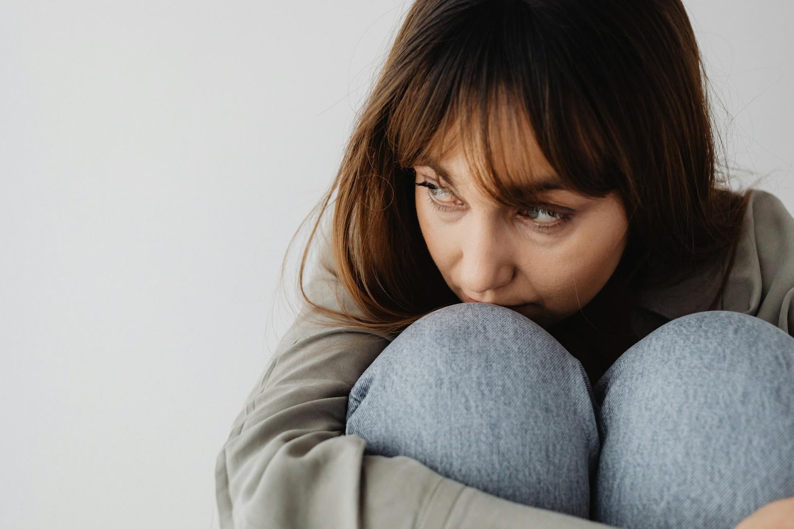 A woman sitting on a couch | Source: Pexels