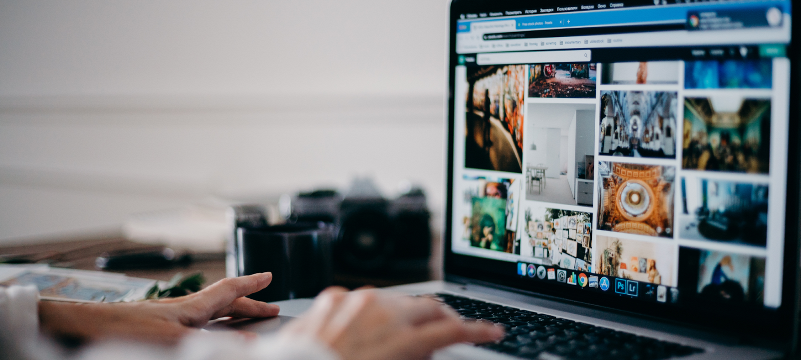 لابتوب لشخص يستخدم أدوات Canva AI