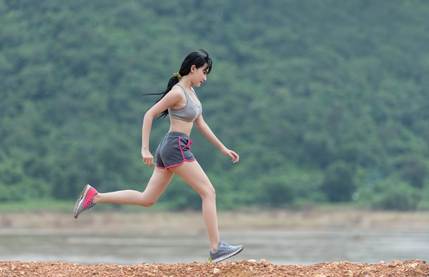 A person running on a rocky shore

AI-generated content may be incorrect.