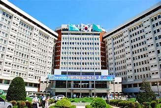 A large building with many windows

AI-generated content may be incorrect.