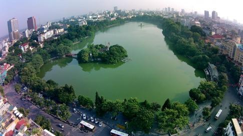 BÀI ÔN TẬP CHỦ ĐỀ TRÁI ĐẤT VÀ BẦU TRỜI1. Em đã học được gì về chủ đề Trái Đất và bầu trờiCâu 1: Hãy giới thiệu về Trái Đất theo gợi ý dưới đây.Giải nhanh: Hình dạng Trái Đất: hình cầu.Bề mặt Trái Đất: Trên bề mặt Trái Đất có phần là đất, có phần là nước.Các đới khí hậu: gồm 3 đới: đới nóng, đới ôn hòa và đới lạnh.Trái Đất trong hệ Mặt Trời: là hành tinh thứ 3 trong hệ Mặt Trời.Chuyển động của Trái Đất:Chiều chuyển động của Trái Đất quanh Mặt Trời: Trái Đất chuyển động quanh Mặt Trời theo chiều từ Tây sang Đông trên quỹ đạo theo một đường gần tròn. Chiều chuyển động của Trái Đất quanh mình nó: Trái Đất chuyển động quanh mình nó ngược chiều kim đồng hồ  theo chiều từ Tây sang Đông. Mặt Trăng là vệ tinh của Trái Đất: Chiều chuyển động của Mặt Trăng quanh Trái Đất cũng ngược chiều kim đồng hồ theo chiều từ Tây sang Đông. 2. Trưng bày hình ảnh đã sưu tầm về chủ đề