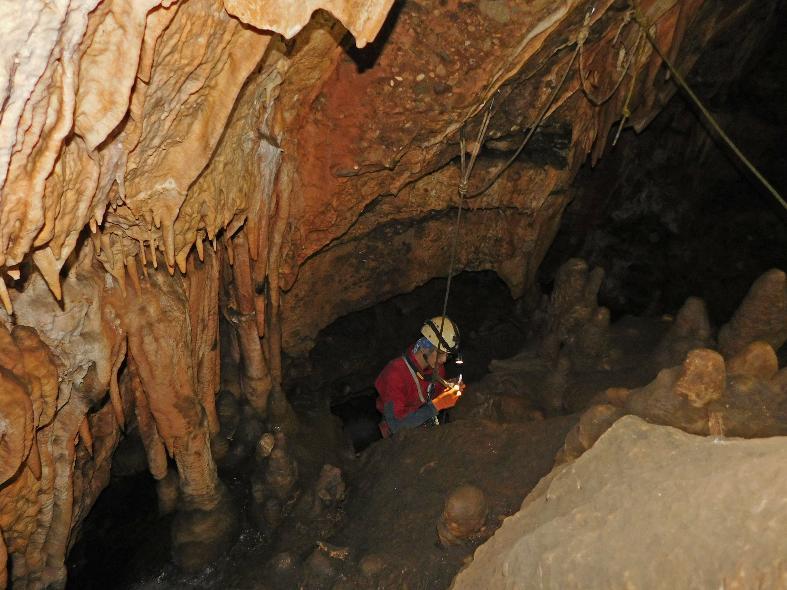 Una cueva en una roca
El contenido generado por IA puede ser incorrecto.