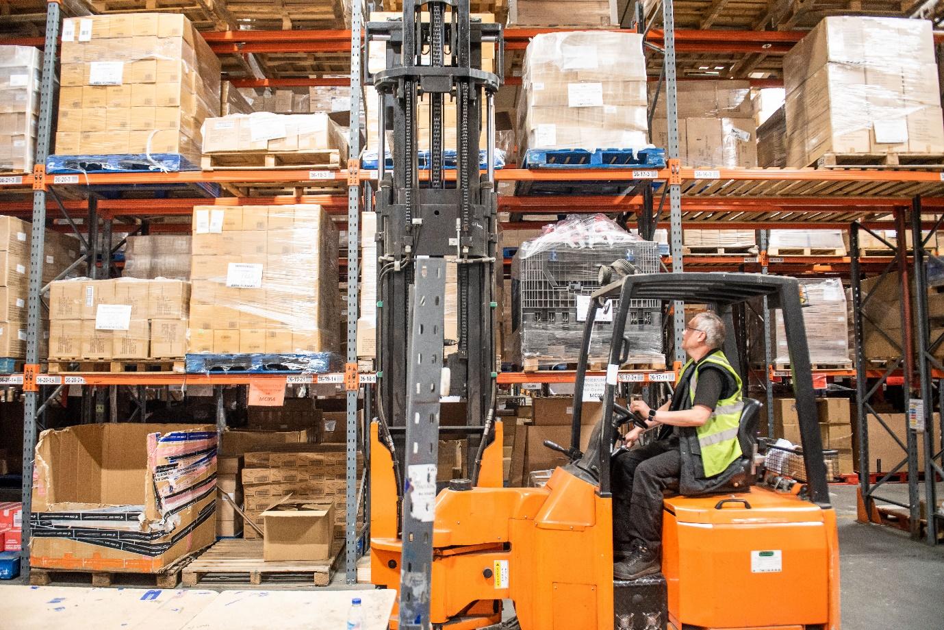 A person driving a forklift in a warehouse

Description automatically generated