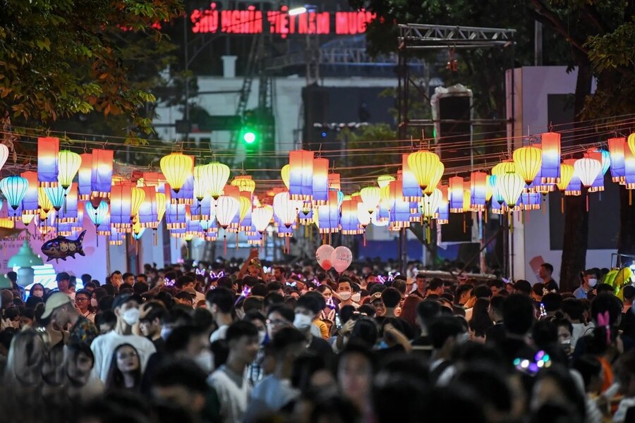 The walking street is lit up with hundreds of lanterns hanging high above. Source: Manh Quan