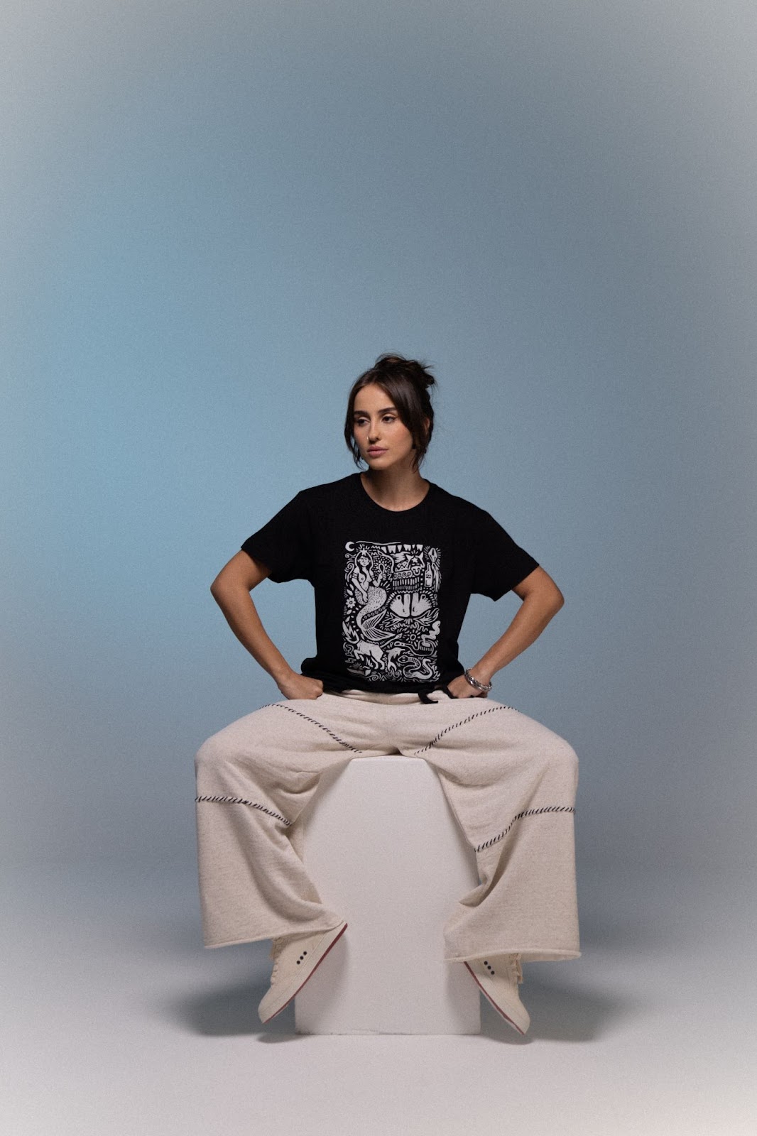 Modelo para a campanha algodão Pima Estampada Chico Rei Camiseta Folclore