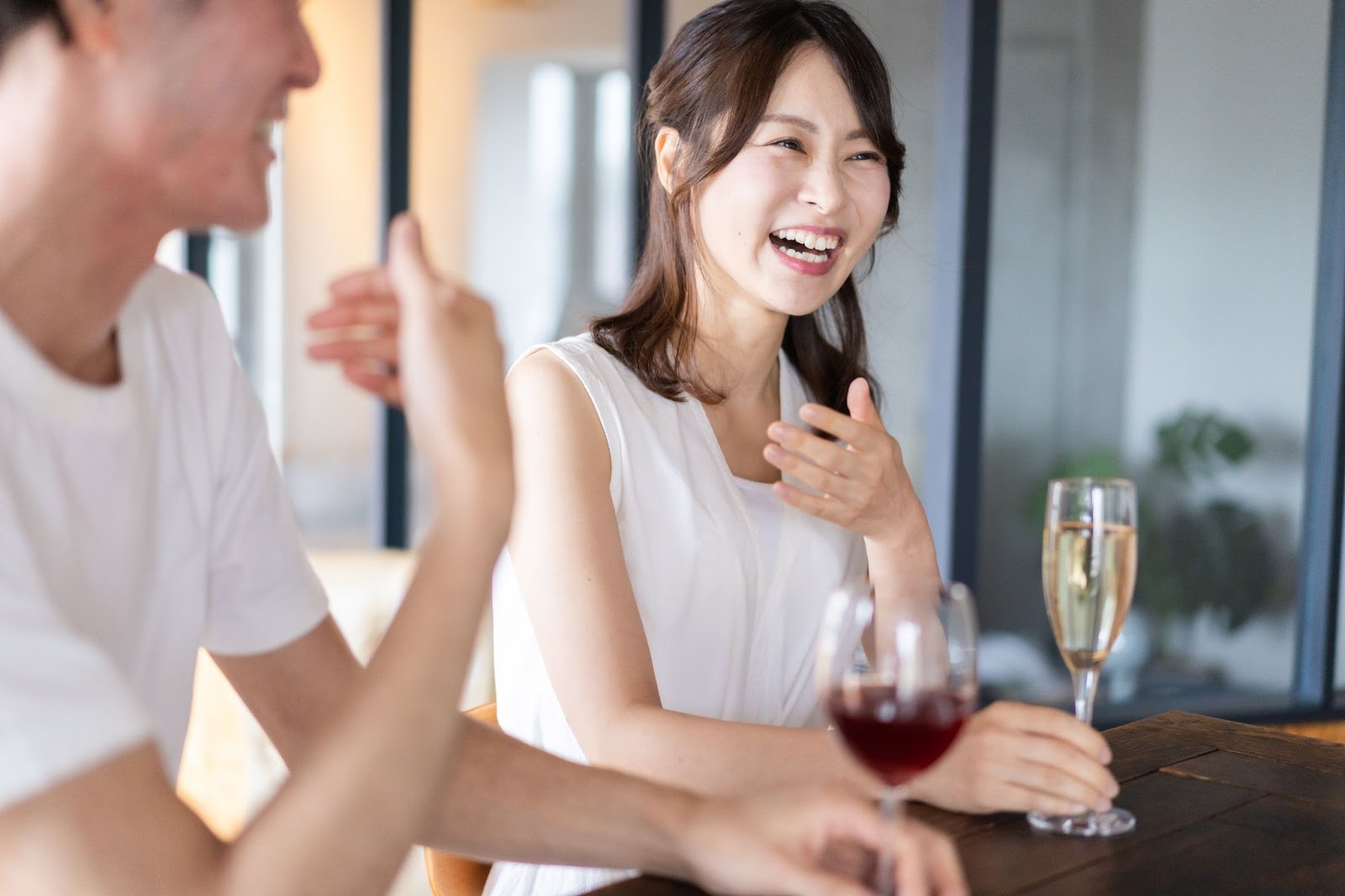 ワインを飲んでいる男女