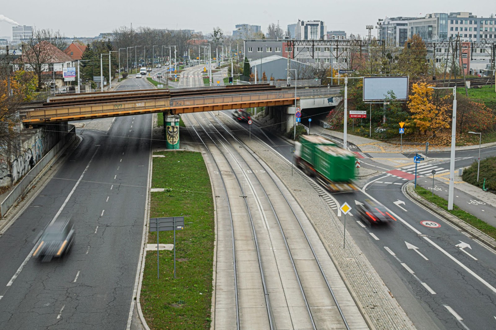 Una autopista vista desde arriba destacando el control de flotas a través de plataformas con inteligencia artificial.