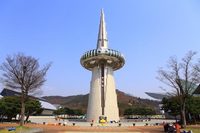 A tall tower with a pointed top

AI-generated content may be incorrect.