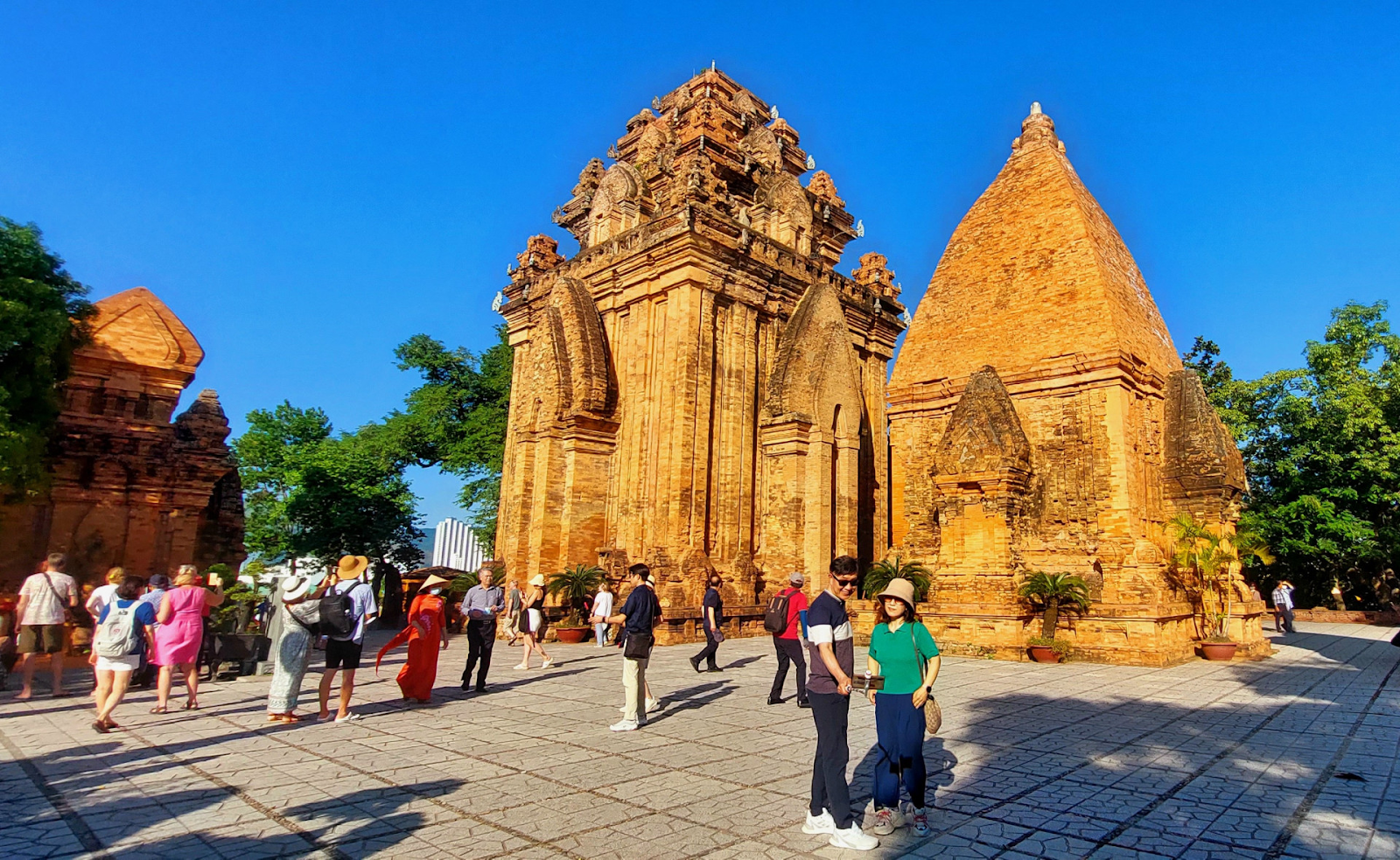 Tháp Bà Ponagar nơi thu hút đông đảo du khách trong và ngoài nước