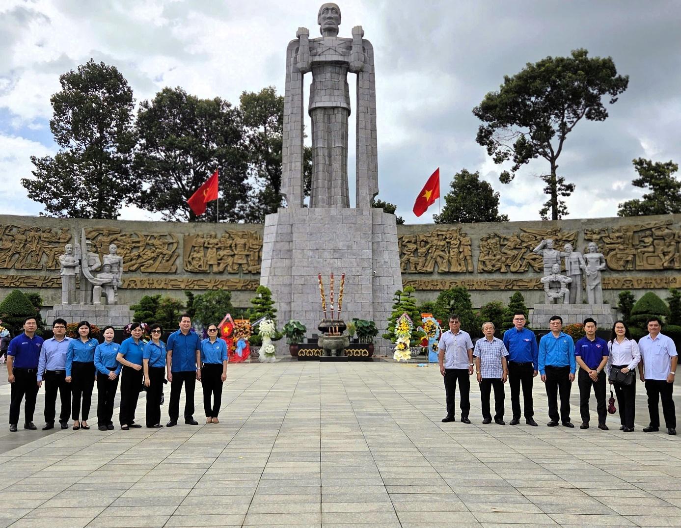A group of people standing in front of a statueAI-generated content may be incorrect.