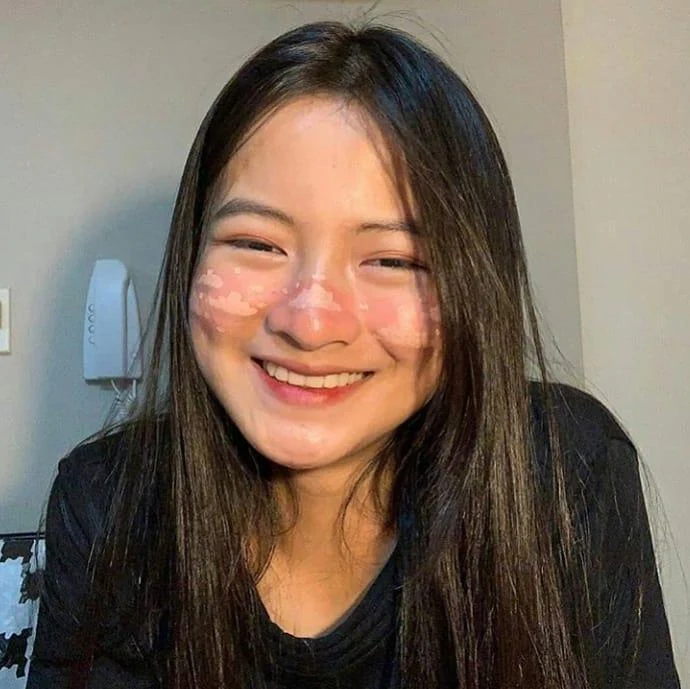 Cewek Menggemaskan dengan Tatapan Penuh Harapan, cewek menggemaskan, tatapan polos, gadis imut