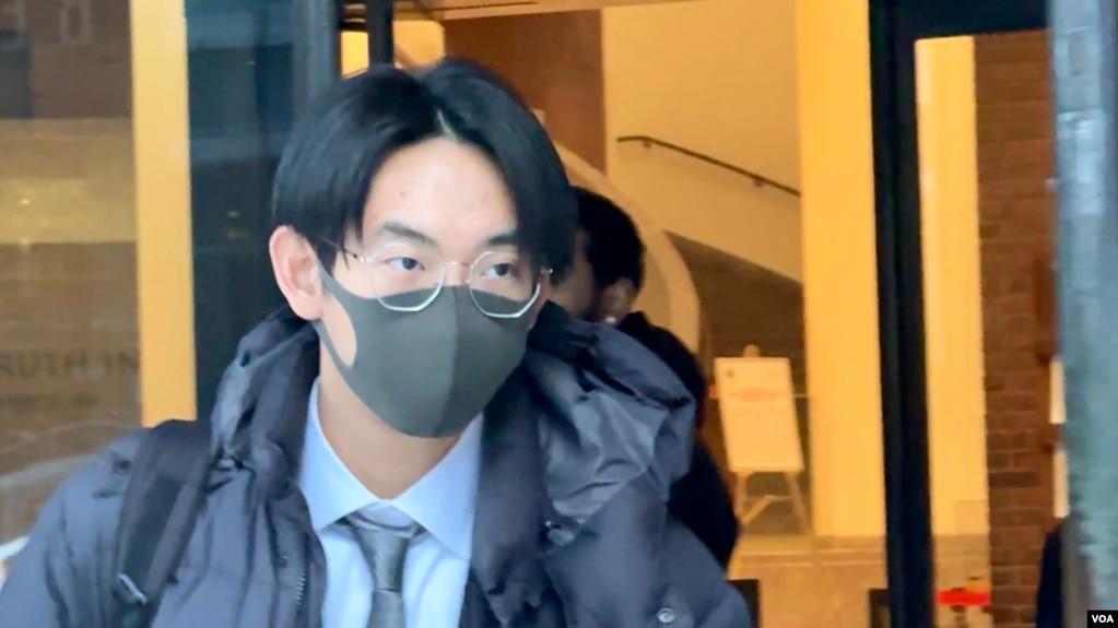 资料照片:因威胁活动人士而被判九个月监禁的吴啸雷2024年1月22日在第一天庭审结束后离开波士顿的地区法院。