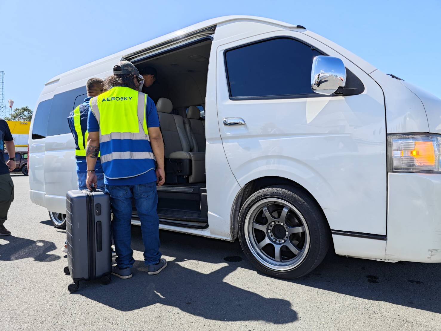 預け入れ荷物を送迎車に運び込み