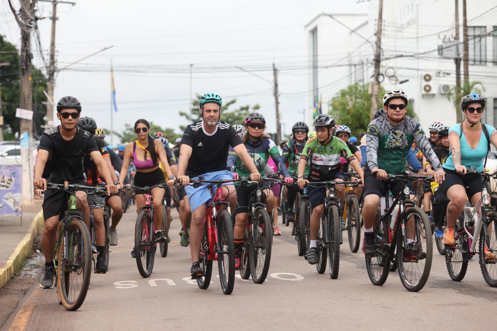 Os ciclistas passaram por pontos turísticos históricos na área central da cidade