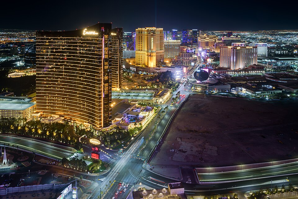 Famosa Strip de Las Vegas iluminada à noite