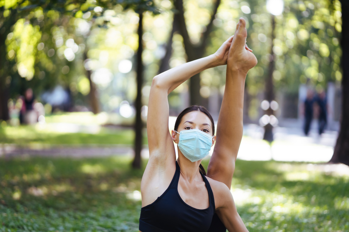 orang yang berolahraga sambil memakai masker