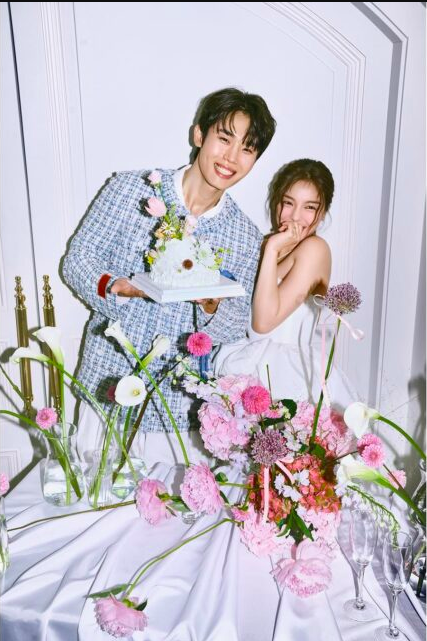 This contain an image of K-pop sensation Ailee and Singles Inferno star Choi Si Hun 
The first set of photos on Ailee's Instagram perfectly captures the couple's playful side. Ailee's radiant smile lights up every frame as she poses with Si Hun.