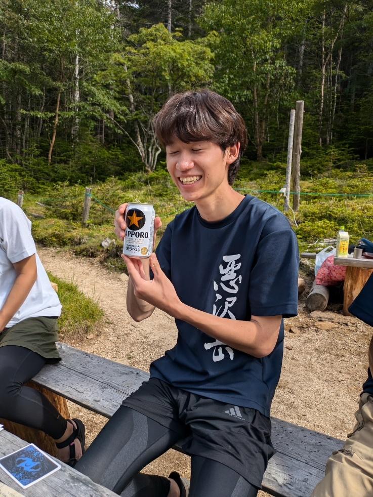 屋外, 人, 草, 座る が含まれている画像

自動的に生成された説明