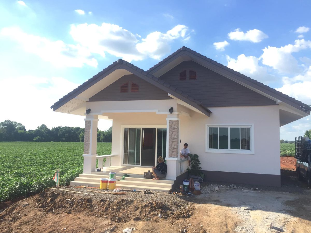 Gambar rumah dengan atap pelana dua bidang miring bertemu di puncak, menampilkan gaya klasik modern yang bersih dan simetris.