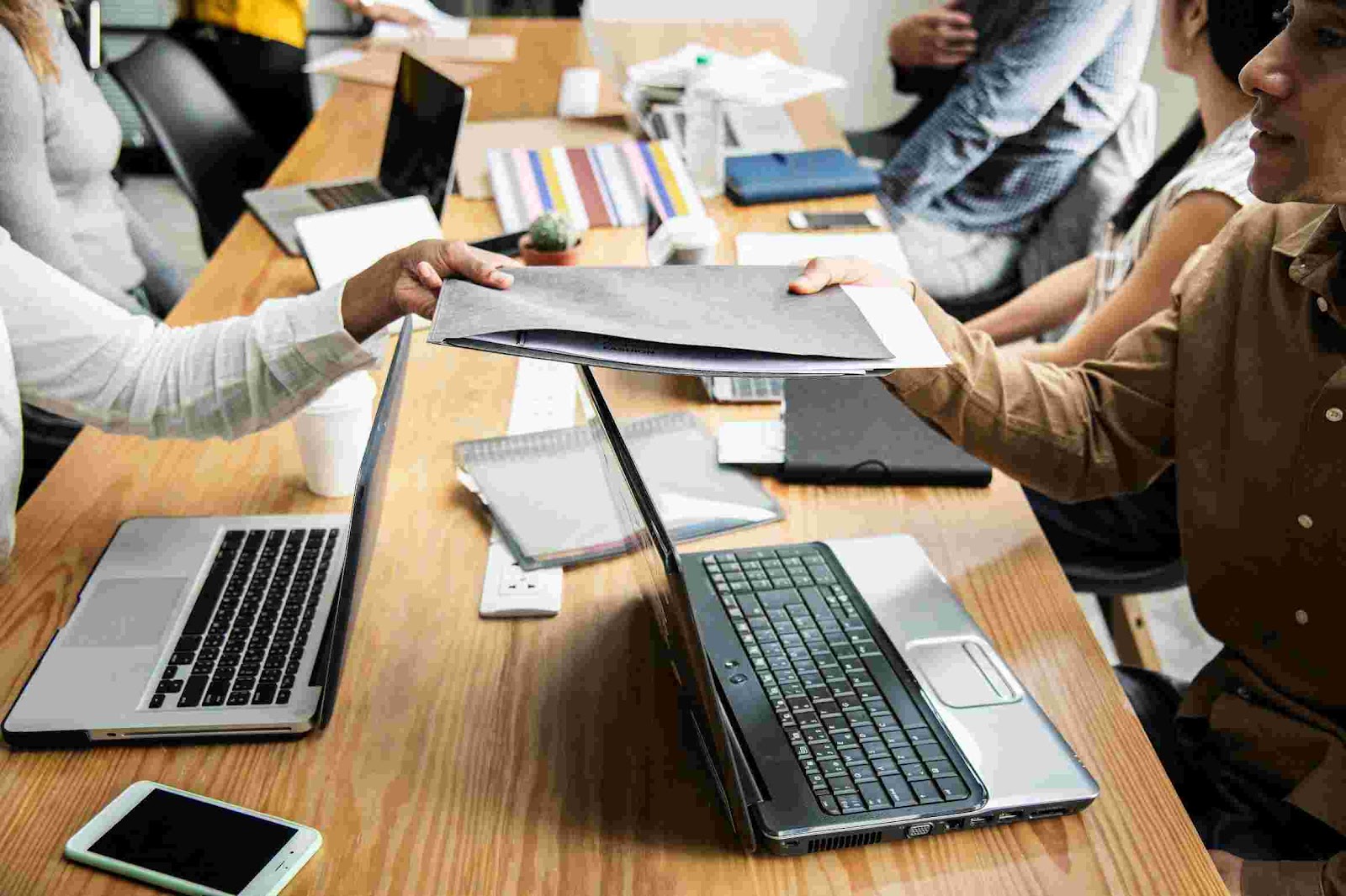 https://www.freepik.com/free-photo/diverse-people-working-office_2755657.htm#fromView=search&page=2&position=14&uuid=cf99175c-7e7b-4e02-a369-404300546f36&query=Macam-macam+aplikasi+bekerja