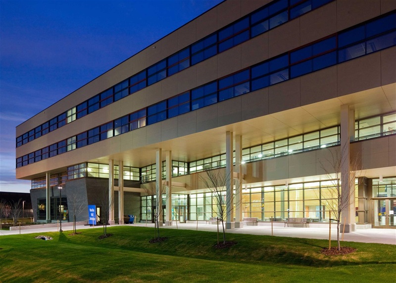 Both campuses of ULethbridge provide students with several facilities. Besides, campus facilities include the Science Room, AWESB, library, arts center, CCBN, sport and wellness center, and the Finance Market Center. In addition