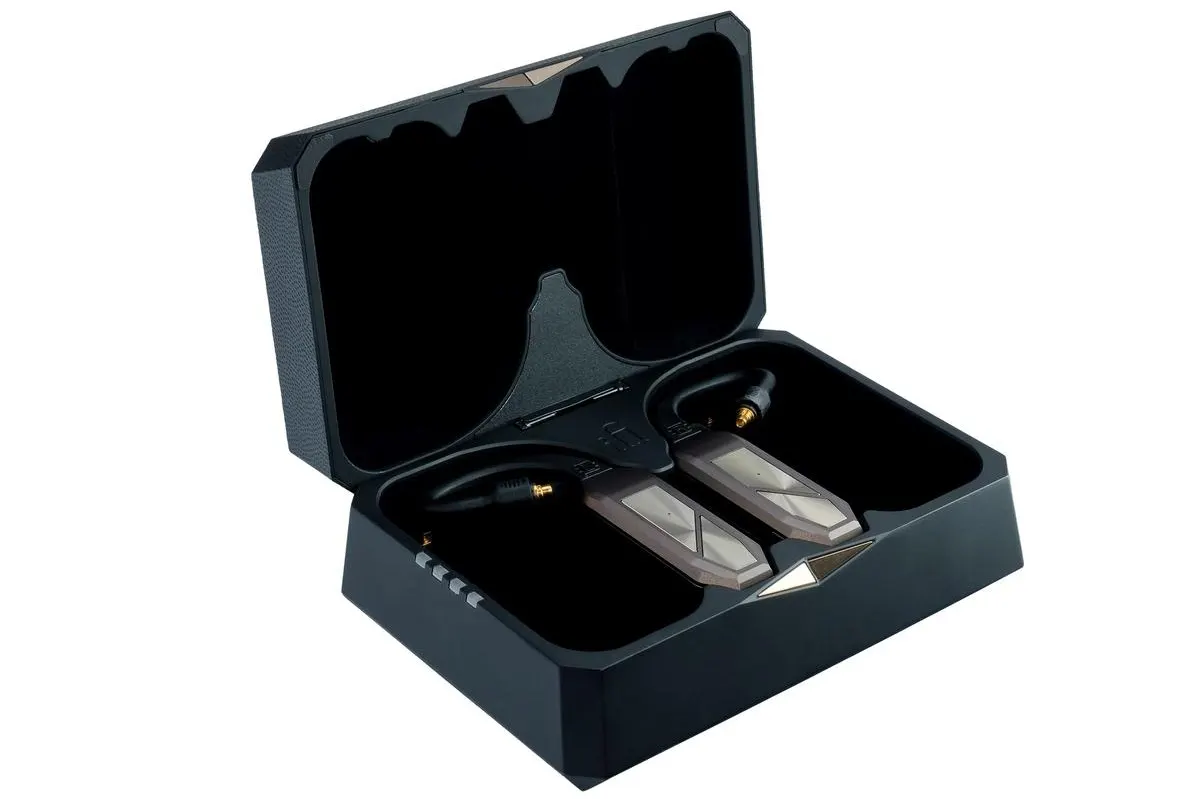iFi GO pod Max in case.