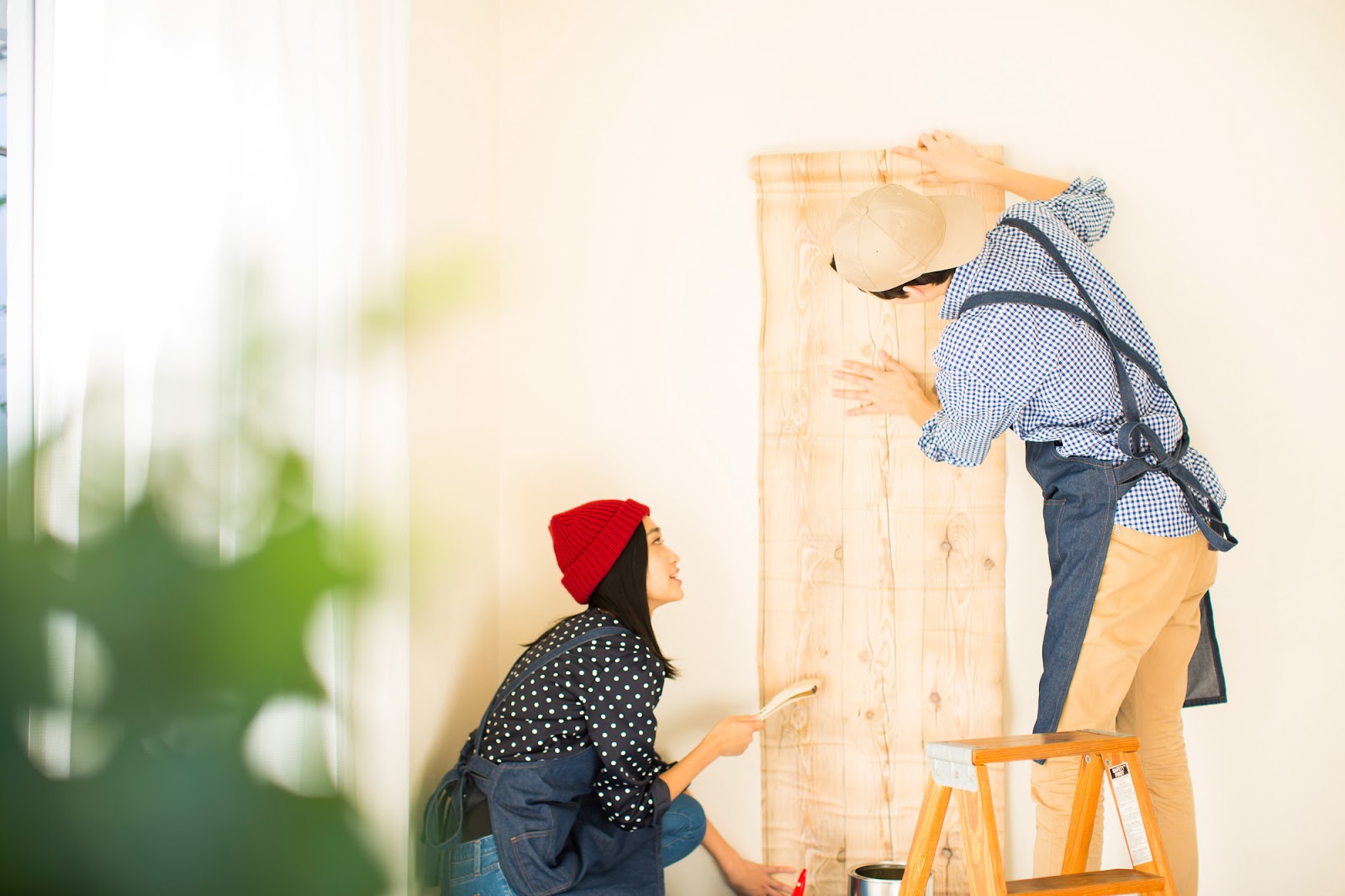 アクセントクロスをDIYで張り替える夫婦