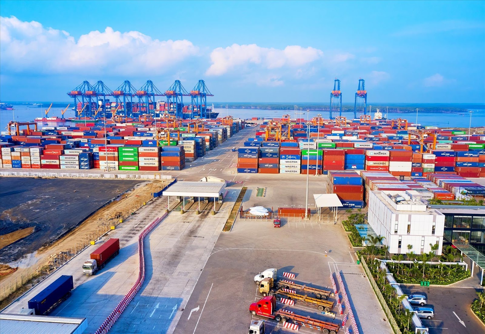 A container terminal with many containers

Description automatically generated with medium confidence