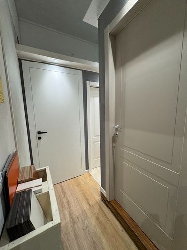 showroom milli parquet che mostra porte bianche e abbinamenti diversi