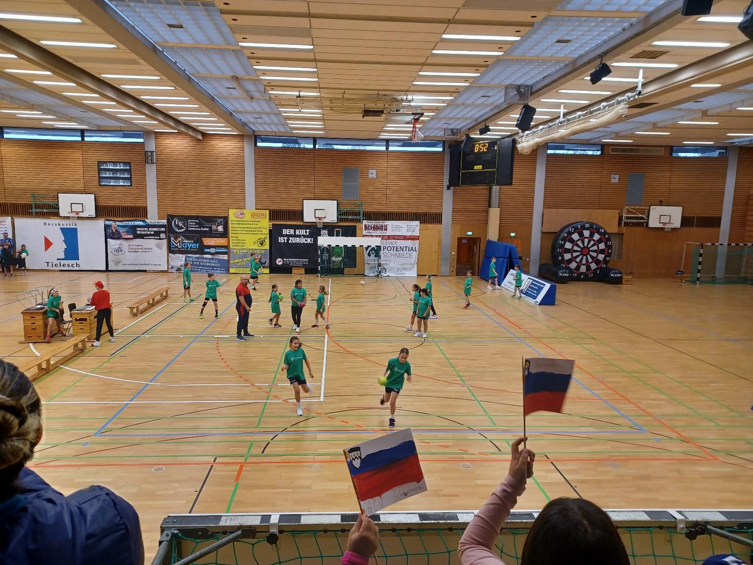 Ein Bild, das Sport, Person, Sportspiele, Volleyball enthält.

Automatisch generierte Beschreibung