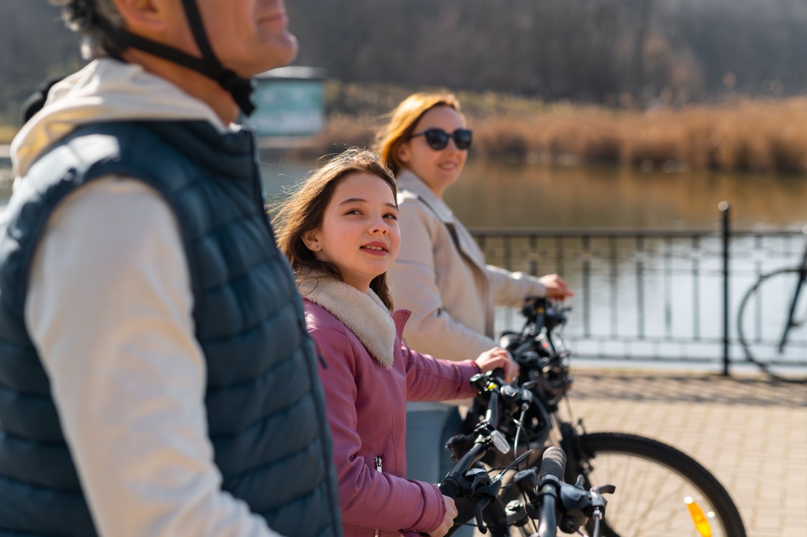 Famille visitant Paris grâce à la location de vélos électriques OneBike